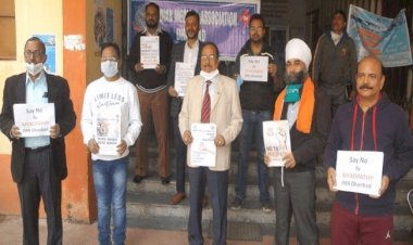 धनबाद के डॉक्टरों ने  Mixopathy Ordinance  के खिलाफ सांकेतिक विरोध प्रदर्शन किया