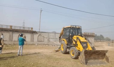 यूपी: प्रयागराज में माफिया अतीक अहमद के करीबी के दो मकान पर चली जेसीबी,पीडीए की कार्रवाई