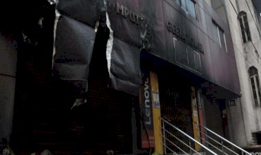 धनबाद: बैंक मोड़ झाझरिया कंप्यूटर्स में लगी आग,लाखों की इलेक्ट्रॉनिक्स सामान जले