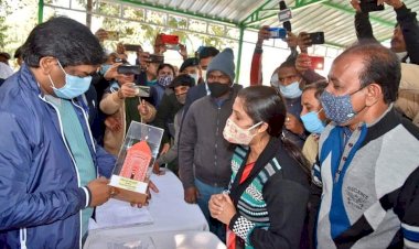 दुमका: सीएम हेमंत सोरेन ने  सुनी लोगों की समस्याएं, कहा- महिला से बैंक अकाउंट से निकाले गये रुपये वापस दिलवायें अफसर