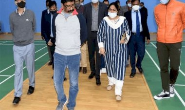रांची: सीएम हेमंत सोरेन ने इंडोर बैडमिंटन हॉल के घटिया निर्माण कार्य से नाराज, बैडमिंटन कोर्ट का फ्लोर उखाड़कर पूछा, ऐसे हो रहा पैसे का उपयोग...