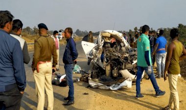 झारखंड: पिकनिक मनाने जा रहे चार युवकों की रोड एक्सीडेंट मौत, कार के परखच्चे उड़े