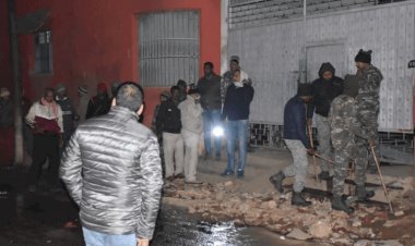 धनबाद: बाल संप्रेषण गृह के सामने लोगों का हंगामा, बाल कैदियों पर पत्थरबाजी का आरोप