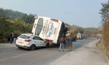 रामगढ़: केझिया घाटी में तीन गाड़ियों की भीषण टक्कर, दर्जन भर लोग घायल