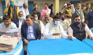 धनबाद: टुंडी MLA मथुरा महतो ने तोपचांची में बिरहोरों के साथ मनाया NEW YEAR