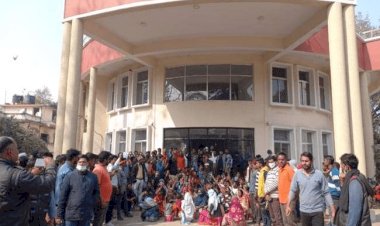 धनबाद: रमेश पांडेय की गाड़ी पर फायरिंग, हमलावर की गिरफ्तारी को लेकर समर्थकों ने धनबाद थाना घेरा