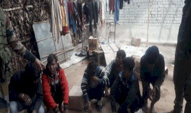 धनबाद: उग्रवाद प्रभावित गंगापुर गांव में नकली अंग्रेजी शराब बनाने की मिनी फैक्ट्री का भंडाफोड़, 10 अरेस्ट