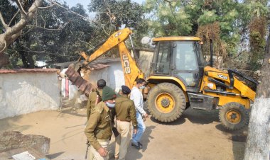 डिगवाडीह CIMFR कैंपस में जेसीबी से धवस्त किये गये कई घर, हंगामा,MLA के विरोध पर अतिक्रमिण हटाओ अभियान रूका