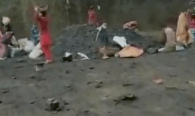 धनबाद: पुलिस रेड में डिपो से जब्त इलिगल कोल लोगों ने लूटा, लाठी चार्ज