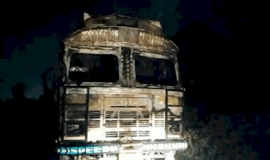 धनबाद: कुस्तौर गुंडों ने स्क्रैप लोडेड ट्रक फूंका, ड्राइवर को भी जिंदा जलाने की कोशिश, उड़ेला केरोसिन