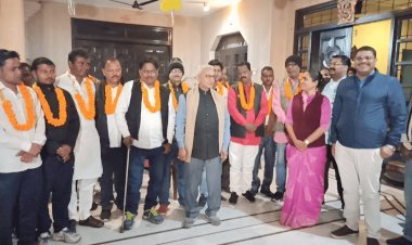 धनबाद: झरिया में बीजेपी को बड़ा झटका, पार्टी छोड़ वाले 16 नेताओं ने ज्वाइन किया जेएमएस बच्चा गुट 