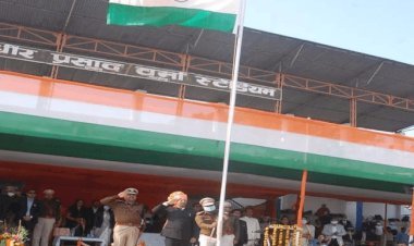 धनबाद: Republic Day 2021: डीसी ने रणधीर वर्मा स्टेडियम में किया ध्वजारोहण  (परेड की VIDEO)