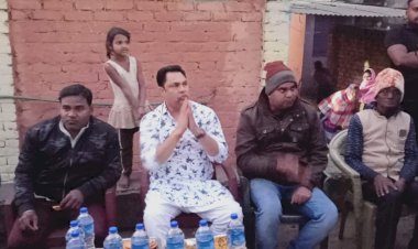 धनबाद: मोहलीडीह की समस्याओं से अवगत हुए रणविजय सिंह, जरुरदमदों के बीच कंबल वितरण किया