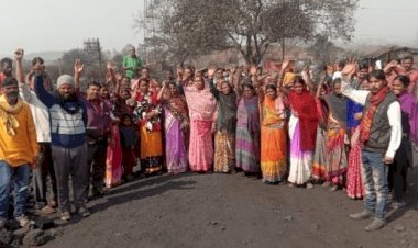 धनबाद: नहीं हो पाई विश्वकर्मा प्रोजेक्ट में मैनुअल लोडिंग, ट्रक लोडिग को लेकर महिलाओं में हाथापाई