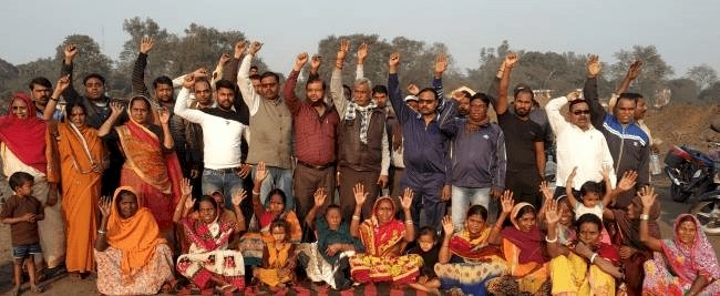 धनबाद:पाथरडीह-सुदामडीह मेन रोड बंद करने से ग्रामीण आक्रोशित, धरना, फायर पैच टू का प्रोडक्शन ठप्प 