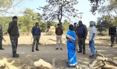 झारखंड: 10 लाख के इनामी PLFI जोनल कमांडर शनिचर के घर पहुंचे गुमला SP, परिजन से सरेंडर कराने की अपील 