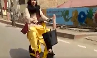 वृंदावन में दिखा तेज प्रताप यादव का अलग अंदाज, ई साइकिल से परिक्रमा करते नजर आये