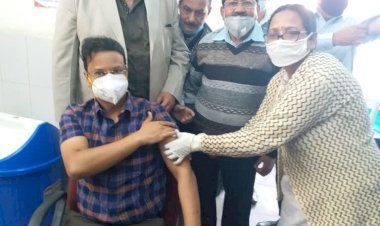 धनबाद: डीसी, डीडीसी, एडीएम लॉ एंड ऑर्डर, एसडीएम सहित सीनीयर अफसरों ने लिया कोविड-19 वैक्सिन