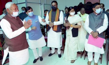 बिहार:नीतीश कैबिनेट में 17 नये मिनिस्टर्स ने ली शपथ, शाहनवाज को उद्योग तो नितिन नवीन को पथ निर्माण विभाग