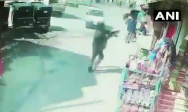 जम्मू-कश्मीर: श्रीनगर के भगत बरजुल्ला में आतंकी हमला, दो पुलिसकर्मी शहीद, CCTV फुटेज में कैद हुआ फायरिंग करता आतंकी