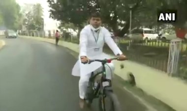 बिहार: हाजीपुर से साइकिल चलाकर विधानसभा पहुंचे RJD MLAमुकेश रोशन, मिट्टी के चूल्हे लेकरआये कांग्रेस एमएलए शकील