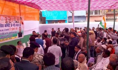 गिरिडीह: जिला कांग्रेस के नये भवन के शिलान्यास कार्यक्रम में हंगामा, रामेश्वर उरांव व इरफान की मौजूदगी में कांग्रेसियों ने फेंकीं कुर्सियां