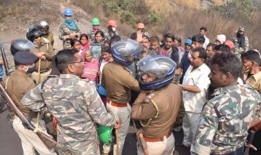 धनबाद: संयुक्त मोर्चा ने रघुकुल समर्थित पीटीपीएल की ट्रांसपोर्टिंग रोकी,सीके डब्ल्यू साइडिंग सीएचपी में पुलिस से नोकझोंक