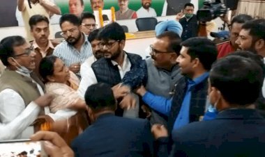 झारखंड: कांग्रेस भवन में स्टेट प्रसिडेंट के सामने जमकर हंगामा, कार्यकारी अध्यक्ष और प्रवक्ताओं ने एक दूसरे का कॉलर पकड़ा 