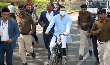 बिहार: साइकिल से विधानसभा पहुंचे तेजस्वी, पेट्रोल-डीजल के बढ़ते दामों का अनोखा विरोध