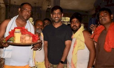 झारखंड: दिउड़ी मंदिर पहुंचे महेंद्र सिंह धोनी, पूजा-अर्चना कर मत्था टेका