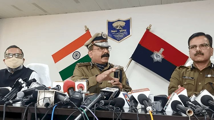 बिहार: रूपेश मर्डर मिस्ट्री के खुलासे से जुड़े  सवालों पर फंसे DGP! CBI जांच की मांग को होम सेकरेटरी ने बताया प्री मेच्योर सवाल