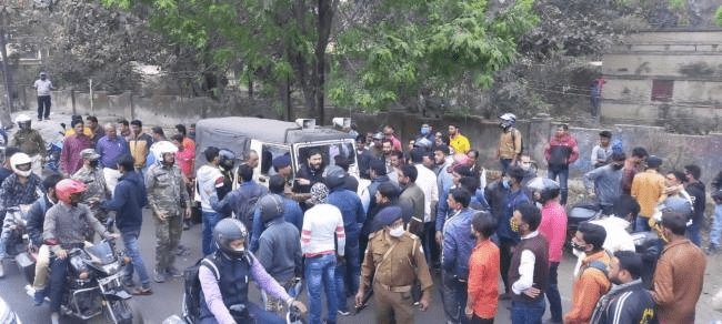 धनबाद: बस्ताकोला माइंस रेस्क्यू के समीप बाइक चेकिग के दौरान पुलिस ने स्टूडेंट को पीटा