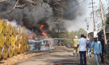 धनबाद: Rail SP आवास के पास रखे केबल बंडलों में लगी आग, पांच करोड़ का नुकसान, दर्जन भर दमकल ने आग पर पाया काबू