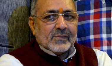 बिहारः सेंट्रल मिनिस्टर  गिरिराज सिंह का विवादित बयान, अफसर बात नहीं सुनते तो उन्हें लाठी से पीट दीजिए