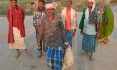 बिहार: कटिहार में बेटे की बॉडी को बोरे में रखकर तीन किमी तक पैदल चलकर ले गये पिता, दो पुलिस अफसर सस्पेंड