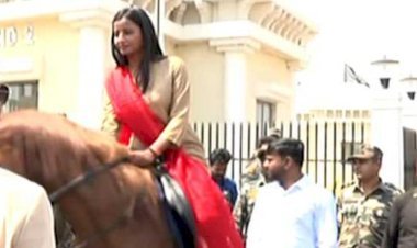 झारखंड: अंतरराष्ट्रीय  महिला दिवस पर घोड़े पर चढ़कर विधानसभा पहुंची एमएलए अंबा प्रसाद