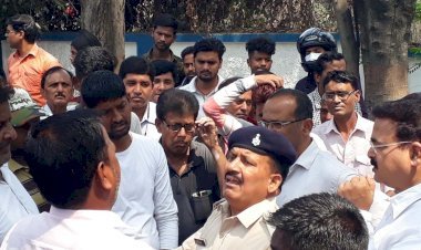 धनबाद: क्वार्टर खाली कराने के नोटिस पर सेल चासनाला जीएम ऑफिस गेट पर हंगामा