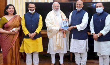 नई दिल्ली: पीएम नरेंद्र मोदी से मिले  डॉक्टर सीपी ठाकुर, भेंट की अपनी  पुस्तक