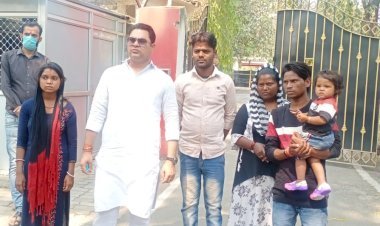 धनबाद: लापता विक्की भुइंया के परिजनों के साथ एसएसपी से मिले रणविजय सिंह, देवघर में बंधक बनाकर रखने जतायी आशंका 