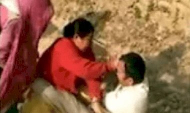 हिमाचल प्रदेश: मंडी में ग्रामीण महिलाओं ने गालियां दे रहे पुरुष को जमकर की पिटाई, वीडीओ सोशल मीडिया में वायरल