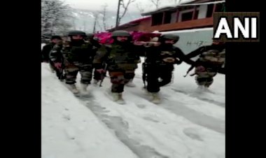 जम्मू-कश्मीर: प्रेगनेंट महिला को बर्फ के बीच कंधे पर रखकर आर्मी जवानों ने हॉस्पीटल पहुंचाया