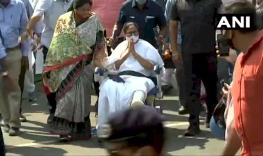 West Bengal Assembly Election 2021: व्हीलचेयर पर ममता का रोड शो, कहा- निडर होकर पूरी ताकत से लड़ेंगे, झुकेंगे नहीं
