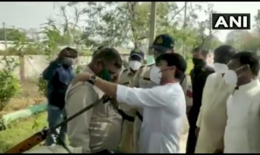 मध्य प्रदेश: पुलिस सब-इंस्पेक्टर गिर गया तो काफिला रोककर ज्योतिरादित्य सिंधिया ने की मरहम पट्टी