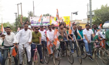 धनबाद: पेट्रोल,डीजल एवं खाद्य सामग्रियों की मूल्यों में बेहताशा वृद्धि के खिलाफ युवक कांग्रेस की साइकिल रैली