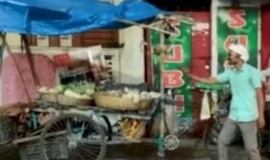धनबाद: रितेश पांडेय नाच-नाच कर ठेला पर बेचता है सब्जी, वीडियो वायरल