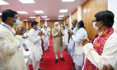 बंगलादेश: पीएम मोदी ने मतुआ समुदाय के प्रतिनिधियों से मुलाकात की,यशोरेश्वरी व ओराकांडी मंदिर में की पूजा