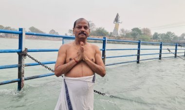 उत्तराखंड: कुंभ मेला में पहुंचे झारखंड के एक्स CM रघुवर दास, गंगा में लगाई डुबकी, बाबा रामदेव से की मुलाकात