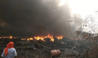 धनबाद: बीसीसीएल के रीजनल स्टोर सिनीडीह कैंपस में लगी भीषण आग, लाखों की स्क्रैप सामान जलकर राख