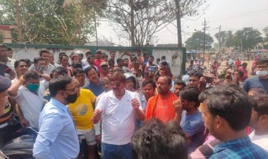 धनबाद: सरायढेला स्टील गेट सब्जी मंडी में सिलिंडर विस्फोट से लगी थी आग, प्रशासनिक शिथिलता से MLA राज सिन्हा नाराज