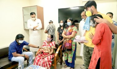 रांची: दिवंगत विष्णु भैया के परिजनों से  मेडिका में मिले सीएम हेमंत सोरेन, पार्थिव शरीर घर भिजवाया